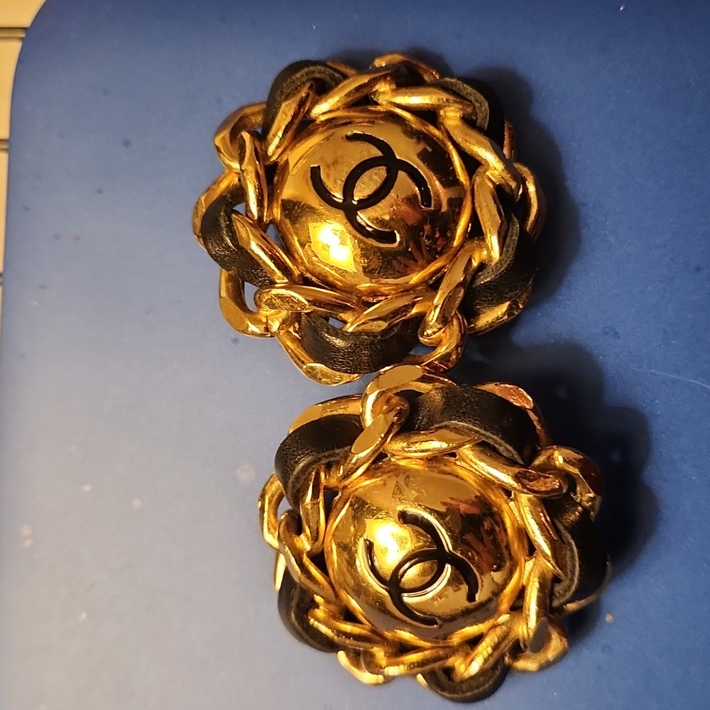 VINTAGE CHANEL CC LOGO TWIST GOLD TONE EARRINGS/ COLLECTION 29